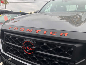 Nissan Frontier (cabine multiplace) | 2022-2023 | Logo de capot | #NIFR22LOG